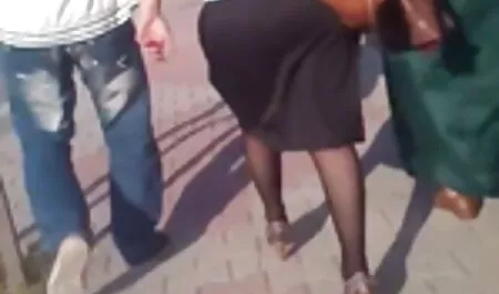 Чоловік українські порно сайти взяв курчати, і вони всі друзі