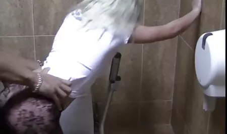 Дочекайтеся членів незнайомців в їх секс відео українське дірочках